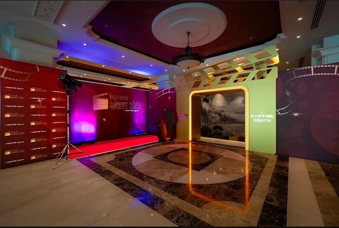 Experiential LED-framed entrance and branded corridor at the MAPFRE Sigorta corporate event in Antalya