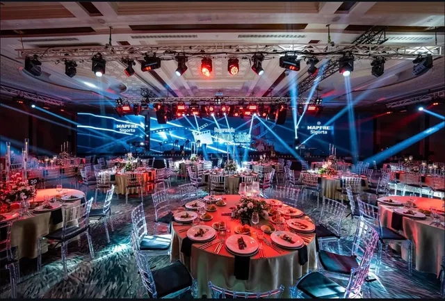 Gala dinner with stage lighting and LED screens at a corporate event in Antalya