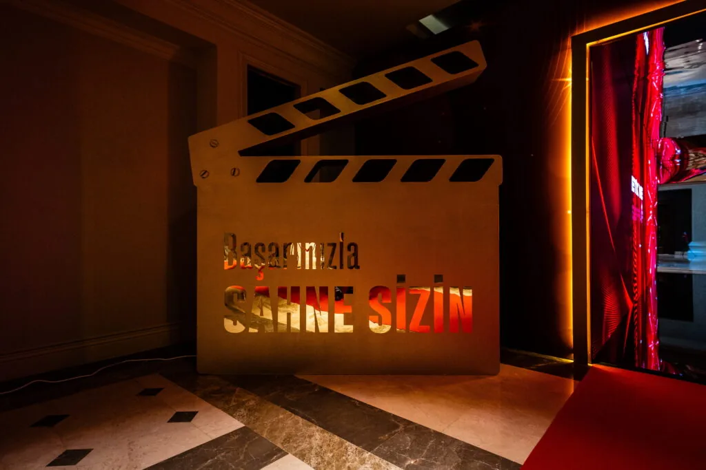 Oversized 3D clapperboard sculpture with the “Başarınıza Sahne Sizin” campaign at the MAPFRE Sigorta event in Antalya