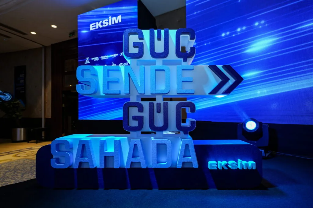 Sculpted 3D foam lettering “Güç Sende Güç Sahada” in front of an LED backdrop at an Eksim meeting, Türkiye
