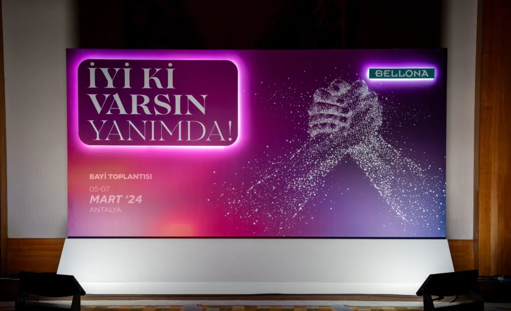 Illuminated light-box backdrop “İyi ki Varsın Yanımda” for the Bellona dealer meeting, Türkiye