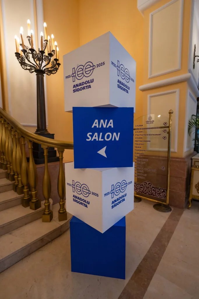Wayfinding cube totem pointing to the main hall for Anadolu Sigorta’s 100th anniversary at Kremlin Palace, Antalya