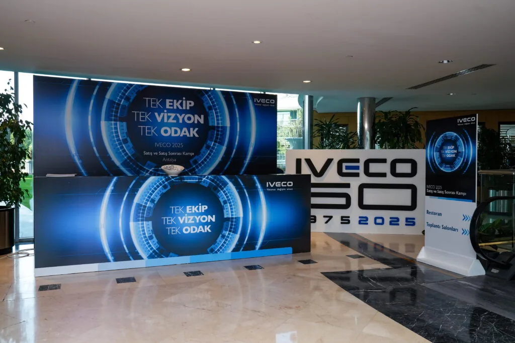 Welcome desk area with LED backdrop for the IVECO 50 years dealer meeting, Türkiye
