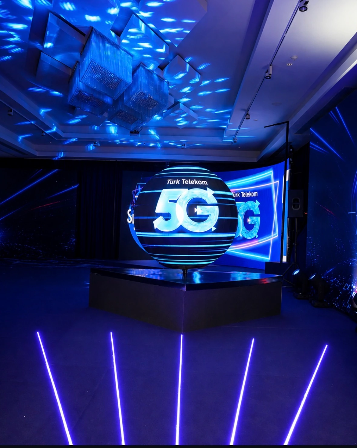 5G LED sphere installation with floor light lines in a Türk Telekom experience area